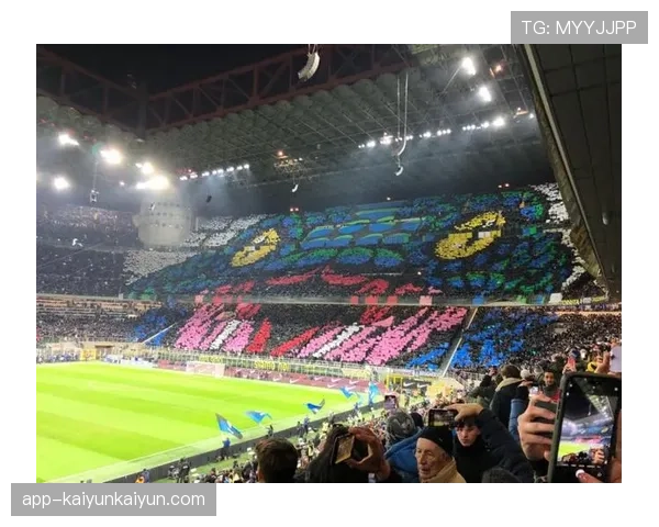 特写：诺坎普看台巨型TIFO致敬即将离队的巴萨队长弗朗基·德容