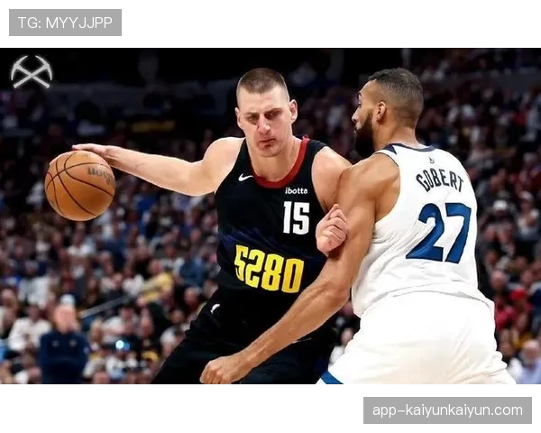 特写：比赛结束后，约基奇与戈贝尔就一次挡拆防守交换意见